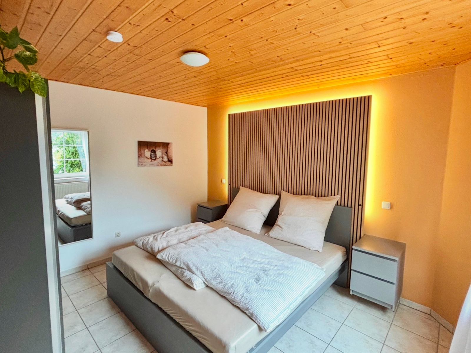 Kleines Schlafzimmer mit Doppelbett