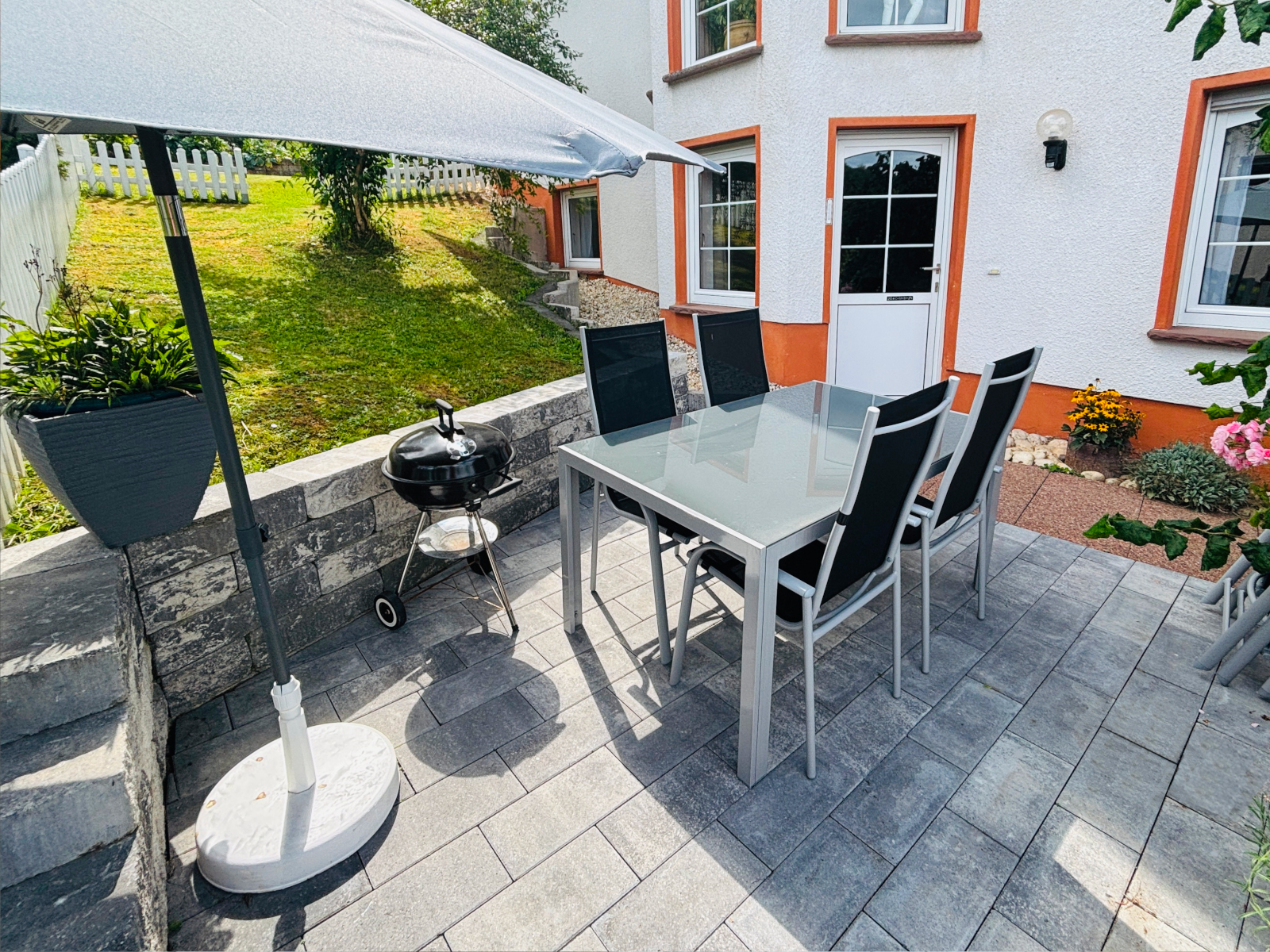 Terrasse mit Grill un Sitzgruppe